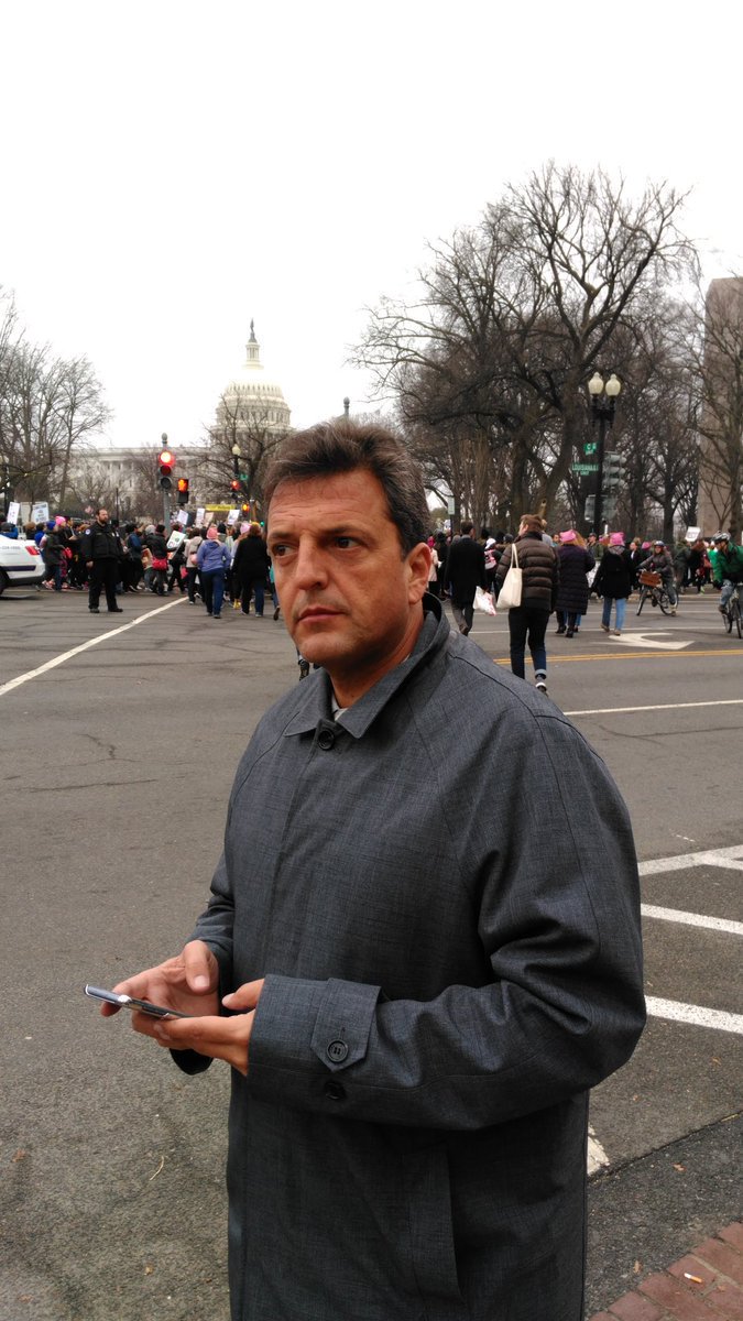 Massa fue a la asunción de Trump y 1 día después a la marcha antiTrump. No será luminoso pero hay que reconocerle que es un pelotudo amplio.