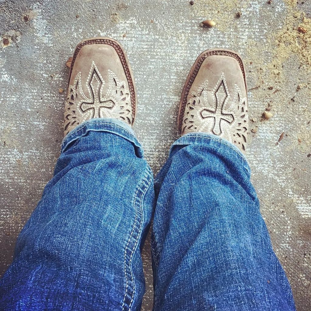 aprilspaulding's tweet photo. Don't wear these too often since moving to Florida #rodeotime #rodeostyle #gotmybootson #c… https://t.co/rxMSQ6X5dp https://t.co/ozsDv1Z9B8