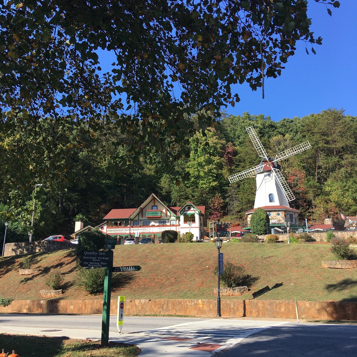 BigPineCabin's tweet image. There's so much to experience when you stay at the cabin. The alpine town of Helen is a 20 minute scenic drive away! @visit_helen #georgia