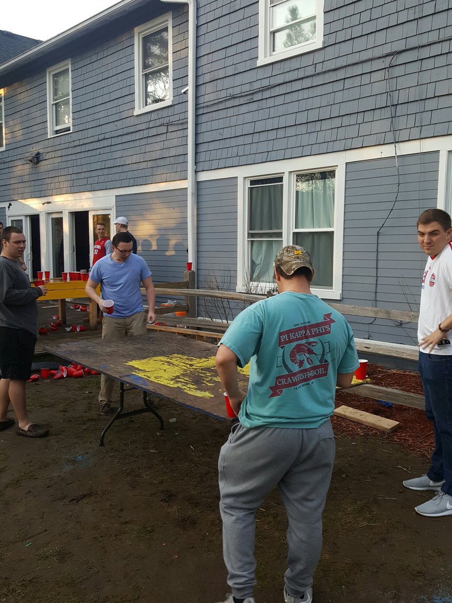 die4lyfe's tweet image. Casual beer die Saturday at the University of Michigan Pikapp #Beerdie #PiKapp #Die4Lyfe 🎲🤙🏼   Thx   @luketholland