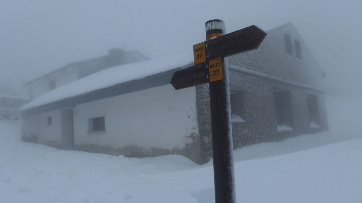bionic2014's tweet photo. Hui al #moncabrer. Un dia marcat per el temporal. Molt de vent i nevant 🌨🌬💨 https://t.co/c08npIkKgv