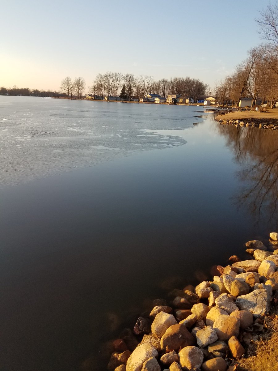 Cropsfarm24's tweet photo. I guess 62 degrees will make the ice a little thin. π #NWSIWX #BruceLake https://t.co/5DQdnfOx9n