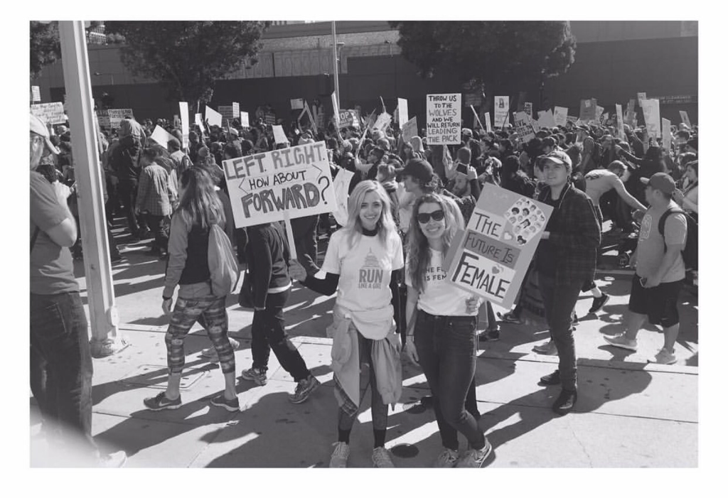 Brianne_Howey's tweet photo. 🇺🇸👭✌🏻Girls just wanna have fun-damental rights 💪🏻🗣🌈🎗💕 #womensmarch #runlikeagirl https://t.co/Amhe9HGoby