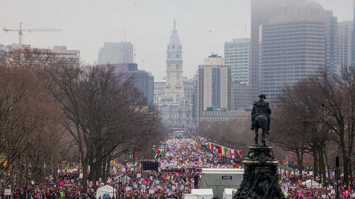 PhilaReadCoun's tweet photo. From the city of sisterly love. #WomensMarch with about 50,000 folks. Walking, talking, standing strong. https://t.co/GpOut0pb33