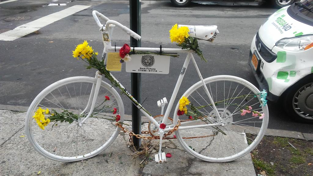 furocheforever's tweet photo. Missing @FUROCHE. I am here to adorn the missed, adored. Thank you forever @NYCStreetMem for the work you do🚲 #Suydam/Broadway #Ghost bike https://t.co/SZ1gcNfiQP
