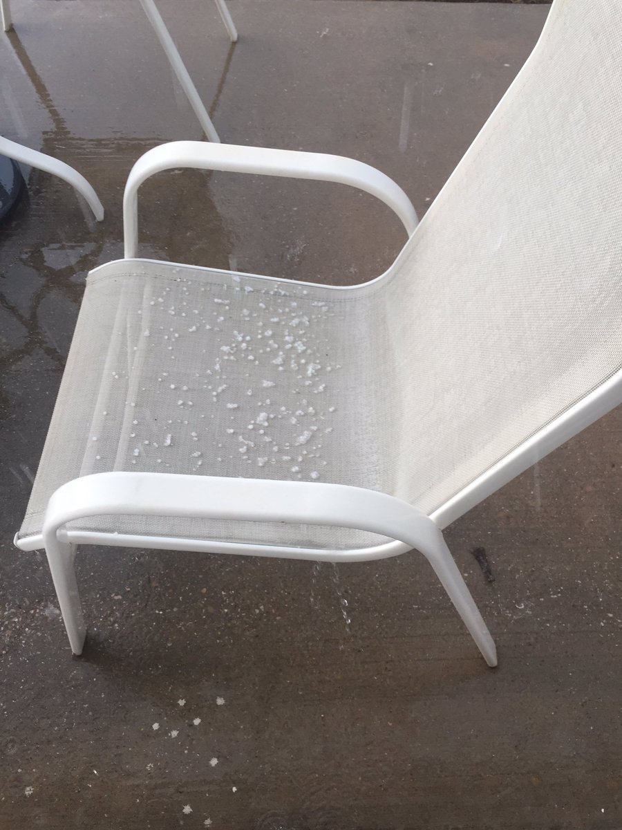 ta_catron's tweet photo. Brief pea-sized hail on the leading edge of storm in Burleson. #dfwwx #txwx https://t.co/x4NbRtPga4