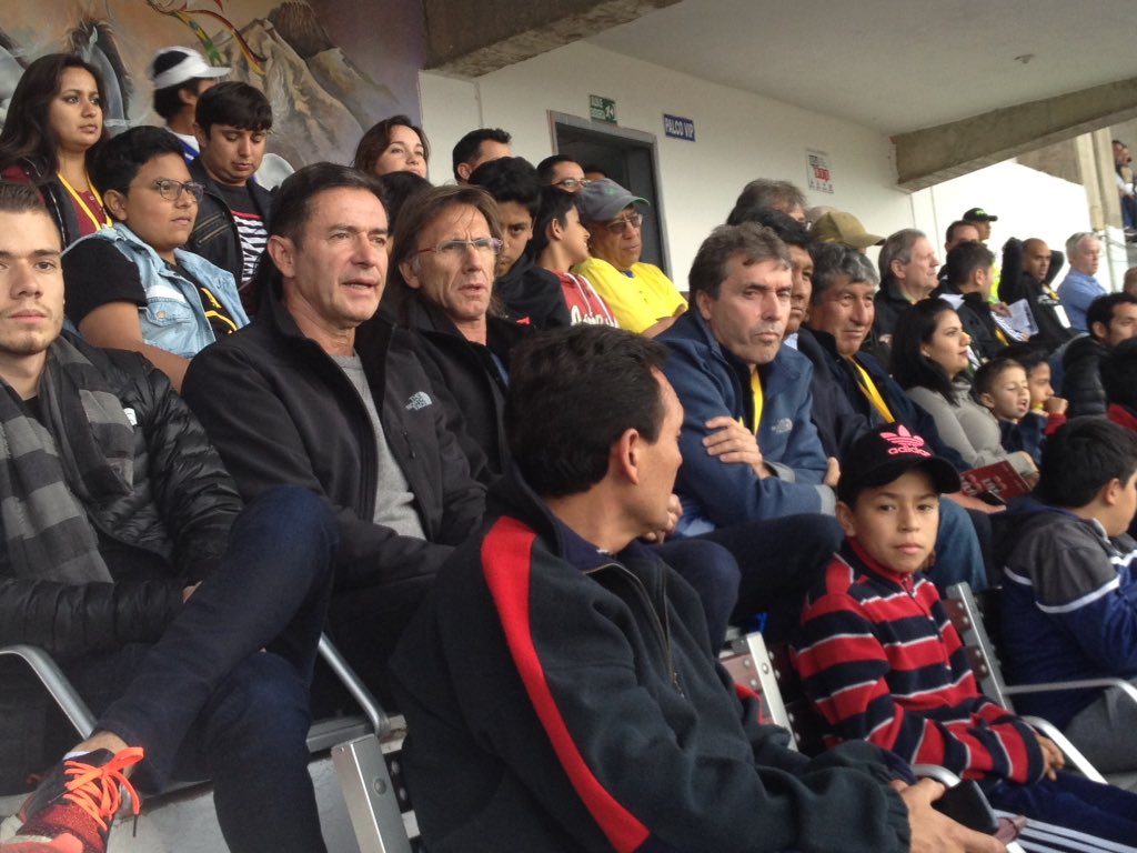 Jennifer_VPita's tweet photo. #SudamericanoSub20 DT de la Selección de Mayores de Perú, Ricardo Gareca, observa el choque Perú vs Bolivia en el palco vip en Ibarra. https://t.co/syOaVqn9sX
