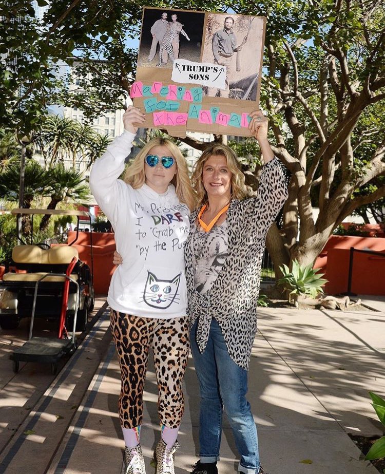 keshabrsite's tweet photo. Kesha e Pebe na #WomensMarch 💘 https://t.co/jplxHBqtHn