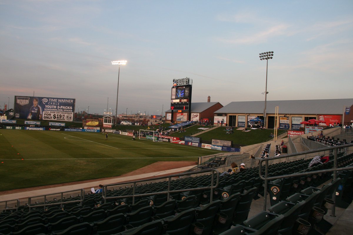 Nagi 野球場をサッカー場に転用の例 Communityamerica Ballpark 08年 ホーム側のゴール裏 ライトスタンド は専スタと同等以上の迫力 ハーフウェイライン付近 1塁側 はやや距離が離れるものの 陸上競技場より近い 小規模スタジアムながらvip