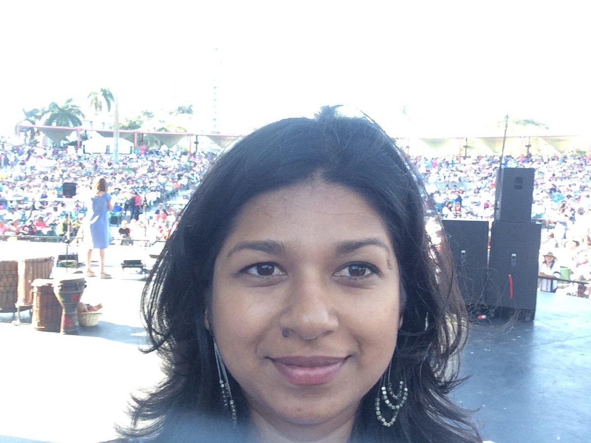 AhamEducation's tweet image. After leading a powerful #Mindfulpause for #peace addressing 10k crowd at #soflwomensmarch in #Miami!!