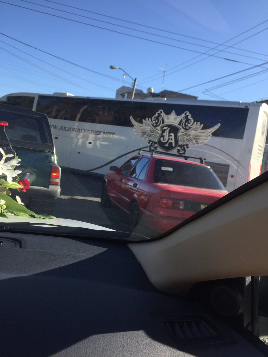 DaniHCastro's tweet photo. @julionalvarez manda saludos al carro de la novia https://t.co/3OcvKpzk2I