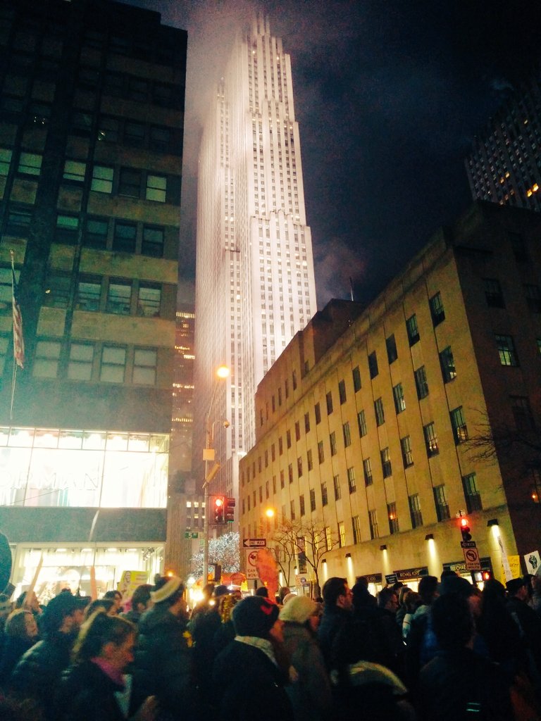 LensOfNYC's tweet image. See New York making a point.  #WomensMarch #NewYorkCity #NYCLens