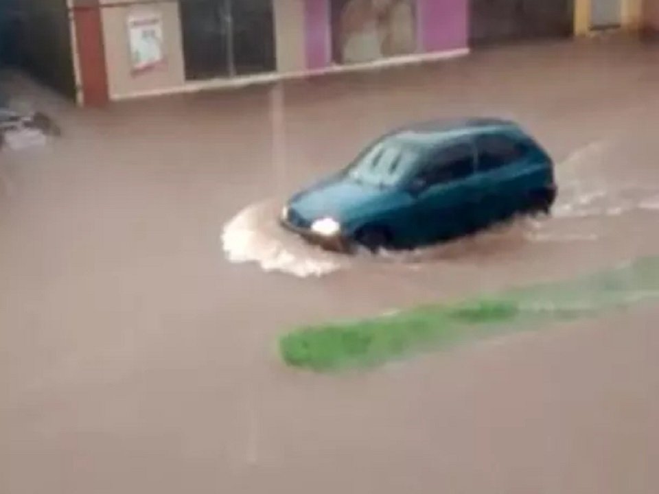 deolhonotempo's tweet photo. #Chuva alaga construções e vias públicas em #Manduri, SP https://t.co/GRNFfMhsn4 https://t.co/2LEnURoRfP