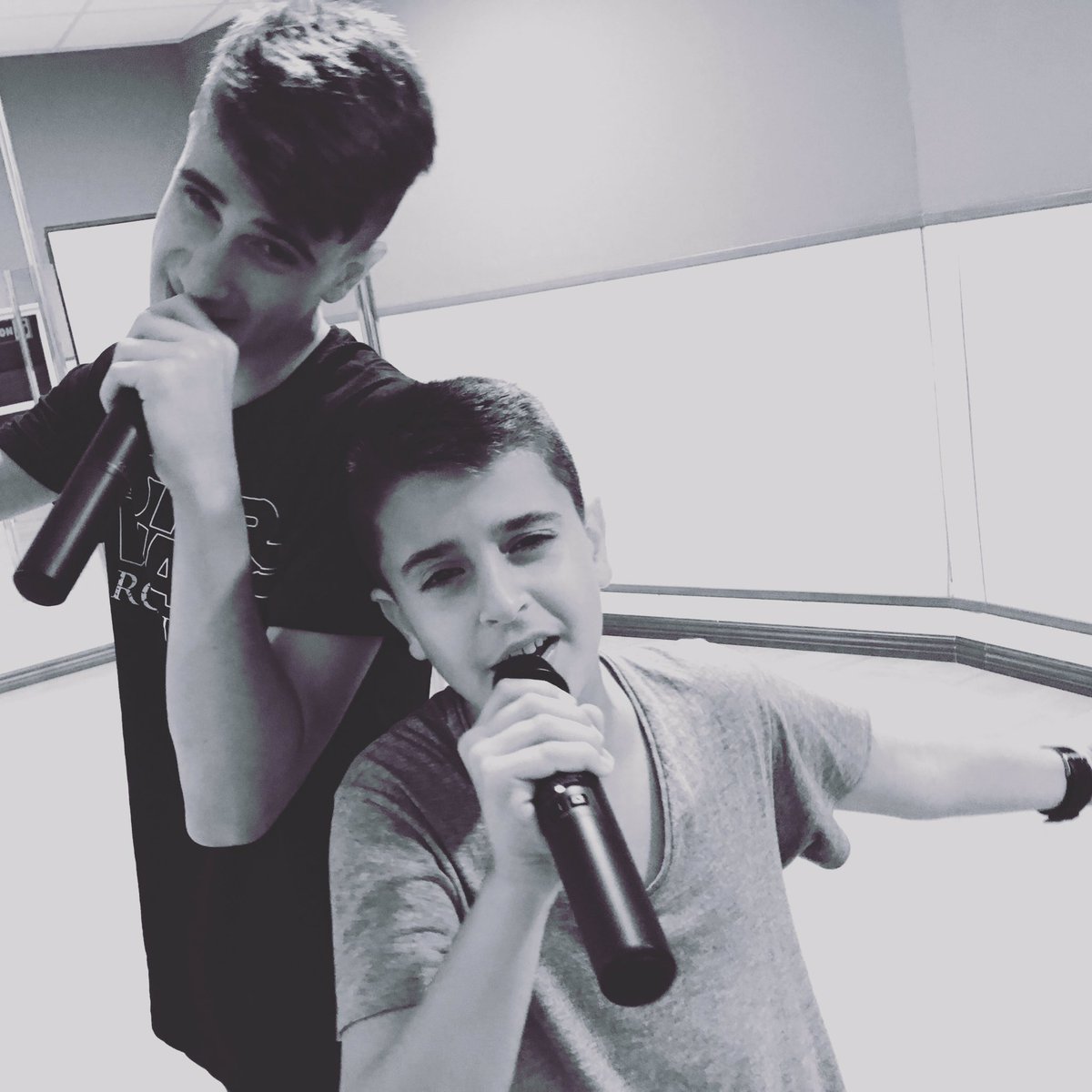 AdexeYNau's tweet photo. Hoy en el ensayo... #Preparándonos que viene lo bueno... #PrimerDisco https://t.co/ygQ65e91M3