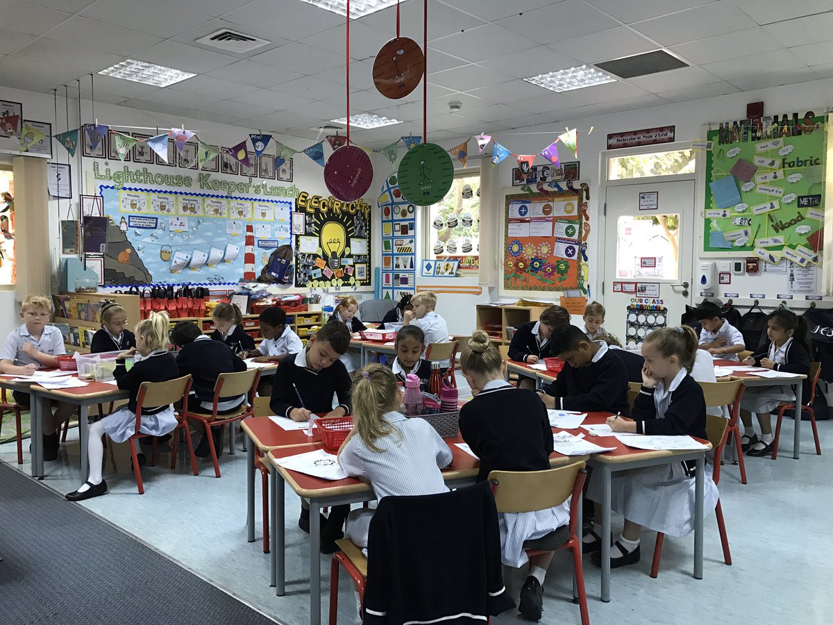 JESSPrimaryYR2's tweet photo. A class of busy writers this morning :) #literacy #inthewritingzone #littleauthors https://t.co/D7dfGDOsKe