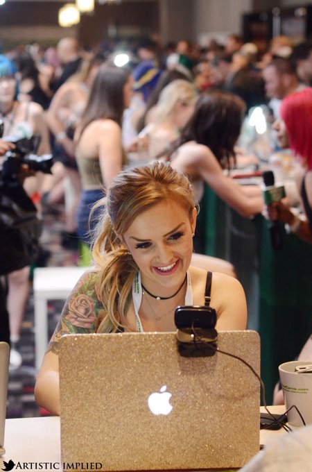 Best of @AEexpo day 3. Starting off is @mfccammodel at the most popular booth. @MyFreeCams https://t<a class="tags" href="/tag/aeexpo">@aeexpo</a><a class="tags" href="/tag/mfccammodel">@mfccammodel</a><a href="/tag/tbt"class="tags"><span>#tbt</span></a><a href="/tag/photography"class="tags"><span>#photography</span></a><a href="/tag/blackandwhite"class="tags"><span>#blackandwhite</span></a><a href="/tag/camgirlmans"class="tags"><span>#camgirlmans</span></a>