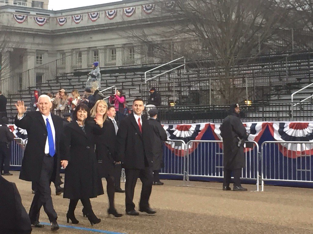 @AndrewWard59 @Steve_S_1967 @JudyRosemeier @seanspicer how about this parade pic