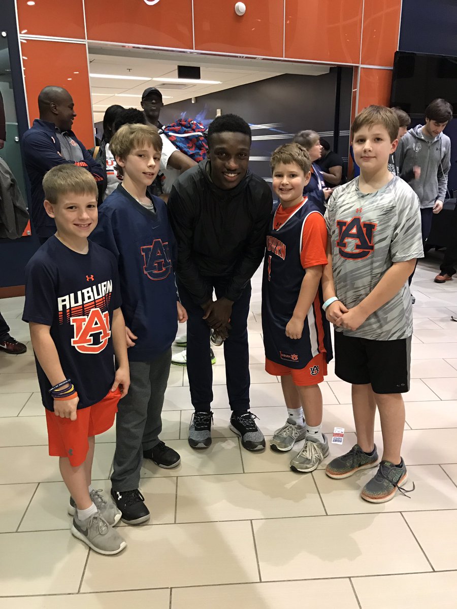 auamy98's tweet photo. AUsome game, and AUsome Auburn Men!  #AuburnTigers #WDE #perfectgentlemen @coachbrucepearl https://t.co/Mi4zSgojBH