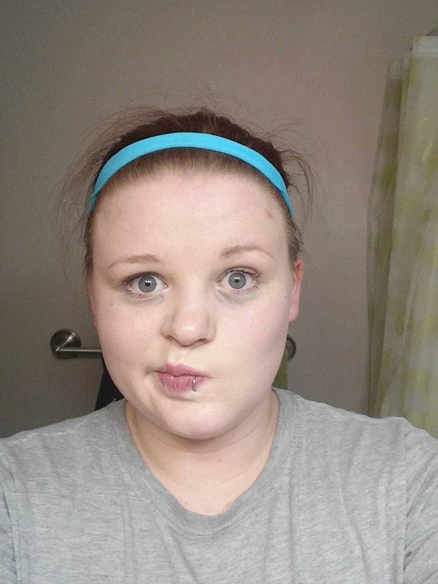 LaraPereverseff's tweet photo. When you forget to lose the makeup pre home #workout... #Raccoons #backatit https://t.co/Dn2LMYDeIj