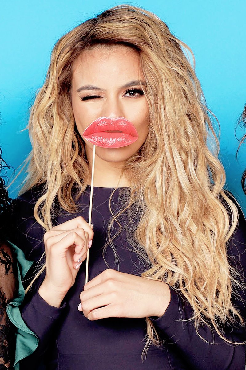 romaniatswift's tweet photo. you have such a brilliant smile and a wonderful soul, ty for make me smile everyday, ily dinah, can u follow me? please realize my dream🙈🇧🇷 https://t.co/UaRdnF099l