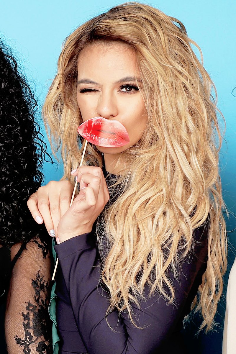 romaniatswift's tweet photo. you have such a brilliant smile and a wonderful soul, ty for make me smile everyday, ily dinah, can u follow me? please realize my dream🙈🇧🇷 https://t.co/UaRdnF099l