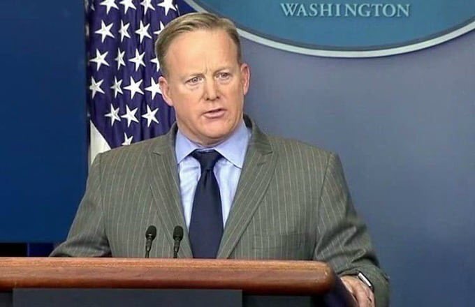 ritchieleaks's tweet image. &quot;His hands are HUGE&quot; #Spicerbriefing