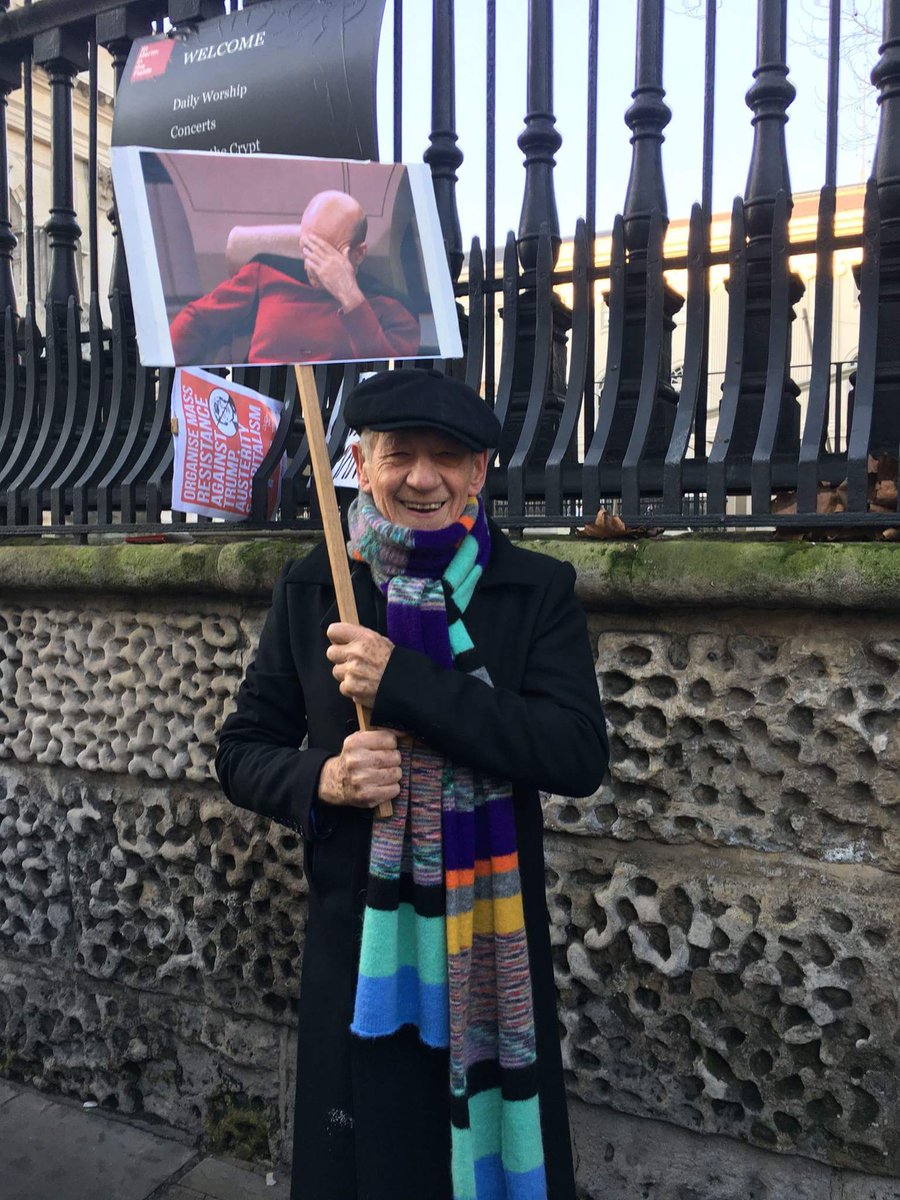 thedrownedgxd's tweet photo. Ian McKellen protestando en la #WomensMarch con un meme de Patrick Stewart, no somos dignos de el. 💞 https://t.co/ZSzl2o8NVI