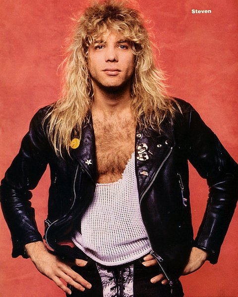 Hoje esse mito da bateria completa 52 aninhos :3 happy birthday Steven Adler 