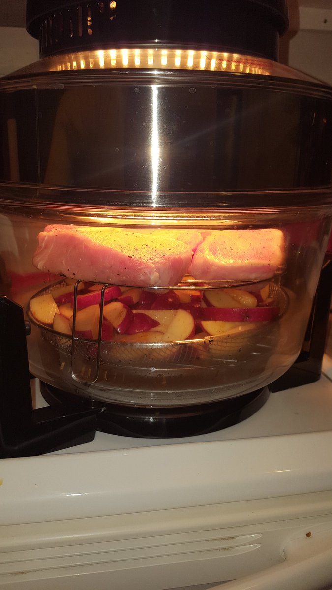 Court0721's tweet photo. Hubby is making #DinnerTonight #AirFryer #PorkChops #CrispyPotatoes #yummy #BigBossOilLessFryer https://t.co/B61wOU7iaT