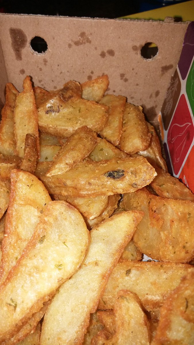 LaCreoleRest's tweet photo. @PizzaPizzaLtd ordered a big box of wedges and this is what i got...what happen to the other half? https://t.co/FJ4uCpzE2Z