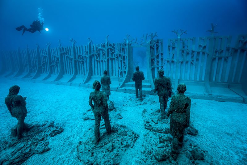 hola's tweet photo. Un museo bajo el mar para descubrir buceando en Lanzarote. ¡A ponerse el neopreno y sumergirse! https://t.co/wQBqOlxcVp https://t.co/w5VfESeSpr