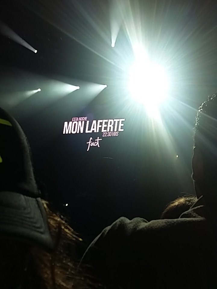 NhatValenzuela's tweet photo. @monlaferte aquí estamos frente a ti, ansiosos! ❤❤ saludos #Álamos #Faot https://t.co/UcEiC7XpLz
