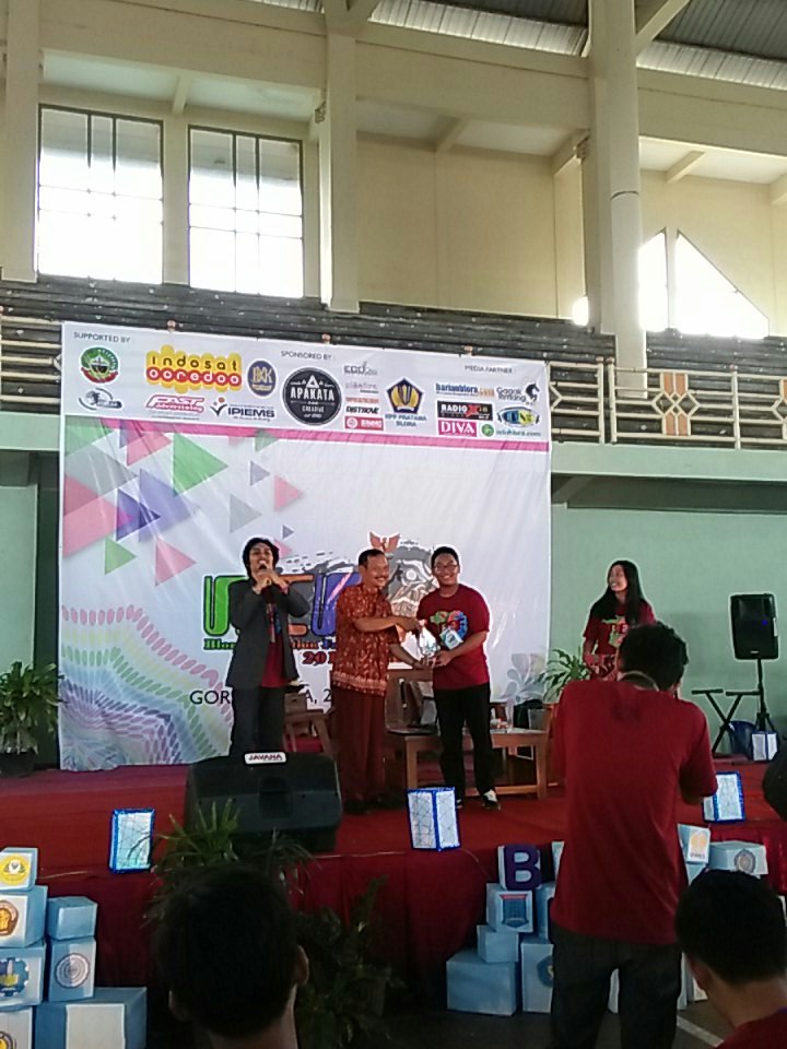 bloraedufair's tweet photo. Awarding untuk Bapak Slamet Joko Waluyo selaku pembicara diskusi publik. Terimakasih Bapak untuk ilmu yg di berikan, semoga bermanfaat 😊 https://t.co/OkH0XsFVnQ