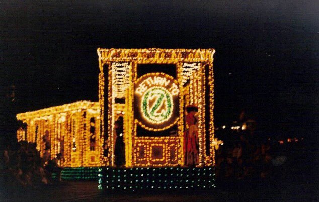 Fun__Facts's tweet photo. In the 80s a #returntooz float was mad for the #MainStreetElectricalParade it only rain 1 summer as the float was destroyed in a fire https://t.co/UlkpWfPKoq