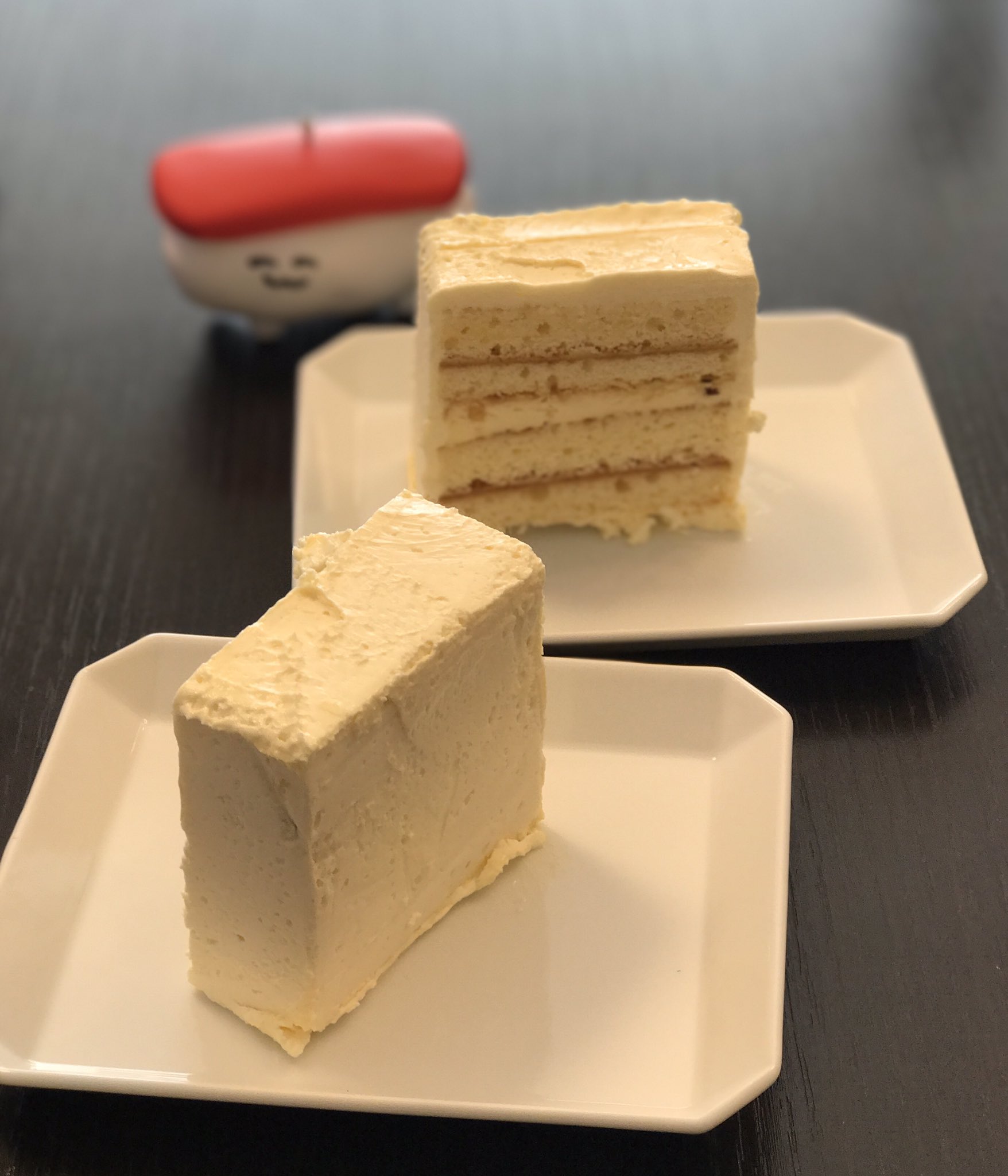 きづきあきら 大宮駅に臨時出店で来てた 広島のバッケンモーツァルトのバターケーキ 見た目完全なバター すごいおいしかったああああ O O バタークリーム大好きなんで最高でした エシレとはまた違う感じ おしゅしはサイズ感のため 昨日から食べもの
