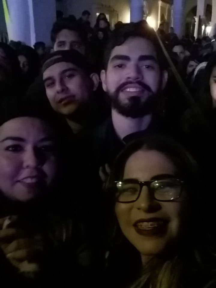 NhatValenzuela's tweet photo. Seguimos aquí sin tomar e ir al baño, todo sea por ti. Te seguimos amando. Mandanos saludos preciosa. @monlaferte https://t.co/tdDoNCkMs4