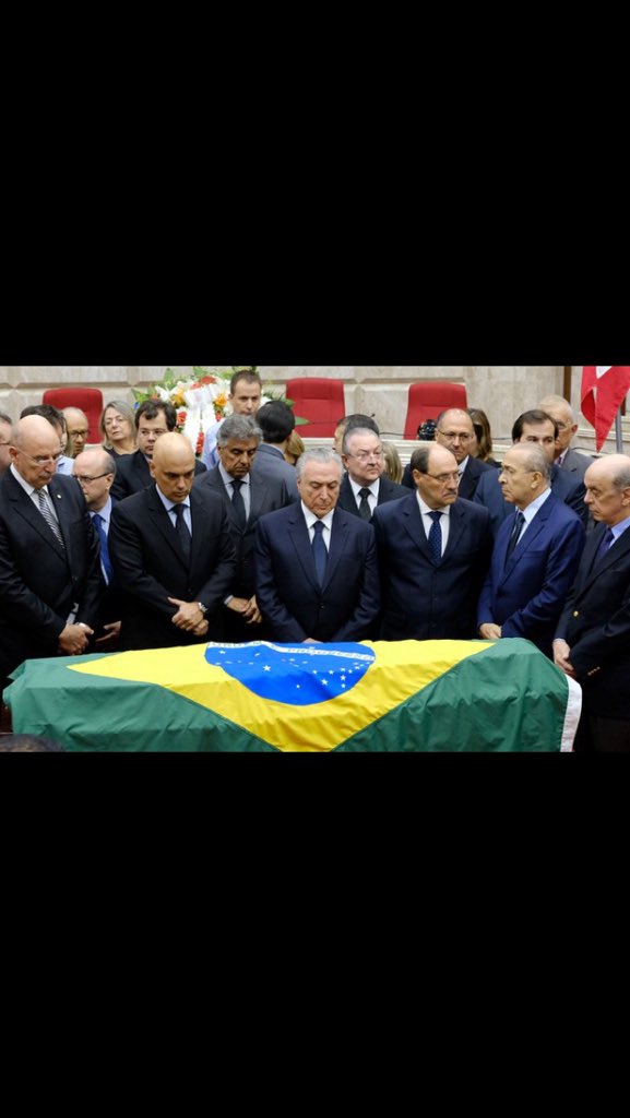 vini_barea's tweet photo. Precisamos nos #questionar. Como chegamos a esse ponto?? O #brasil tem q #lutar!! #lutabrasil #foragolpistas #foratemer #forabandidos #golpe https://t.co/UFv7HNx6sv