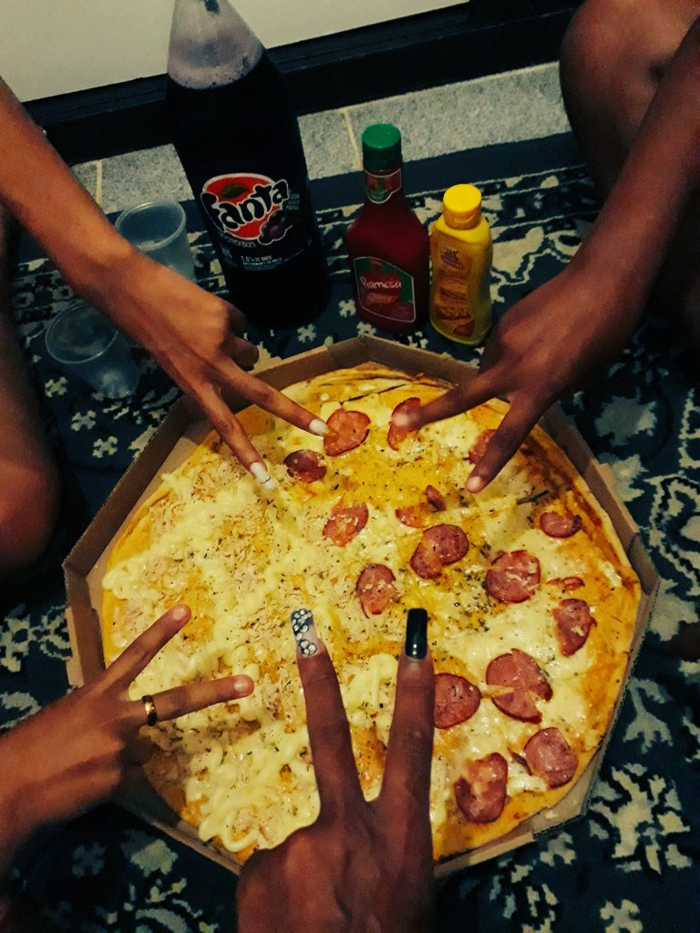 Giselennt's tweet photo. 🍕 @Dadadinha8  #Layanne #Annelize https://t.co/9CvXED0cIm