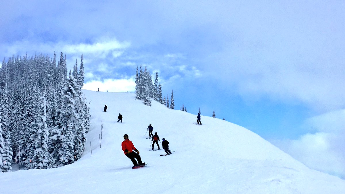 runsomething's tweet photo. Hit the slopes this morning and a great fartlek workout tonight. Just what winter Saturdays in the PNW are made for. #skipnw #runpnw https://t.co/ruIXsM9XtG