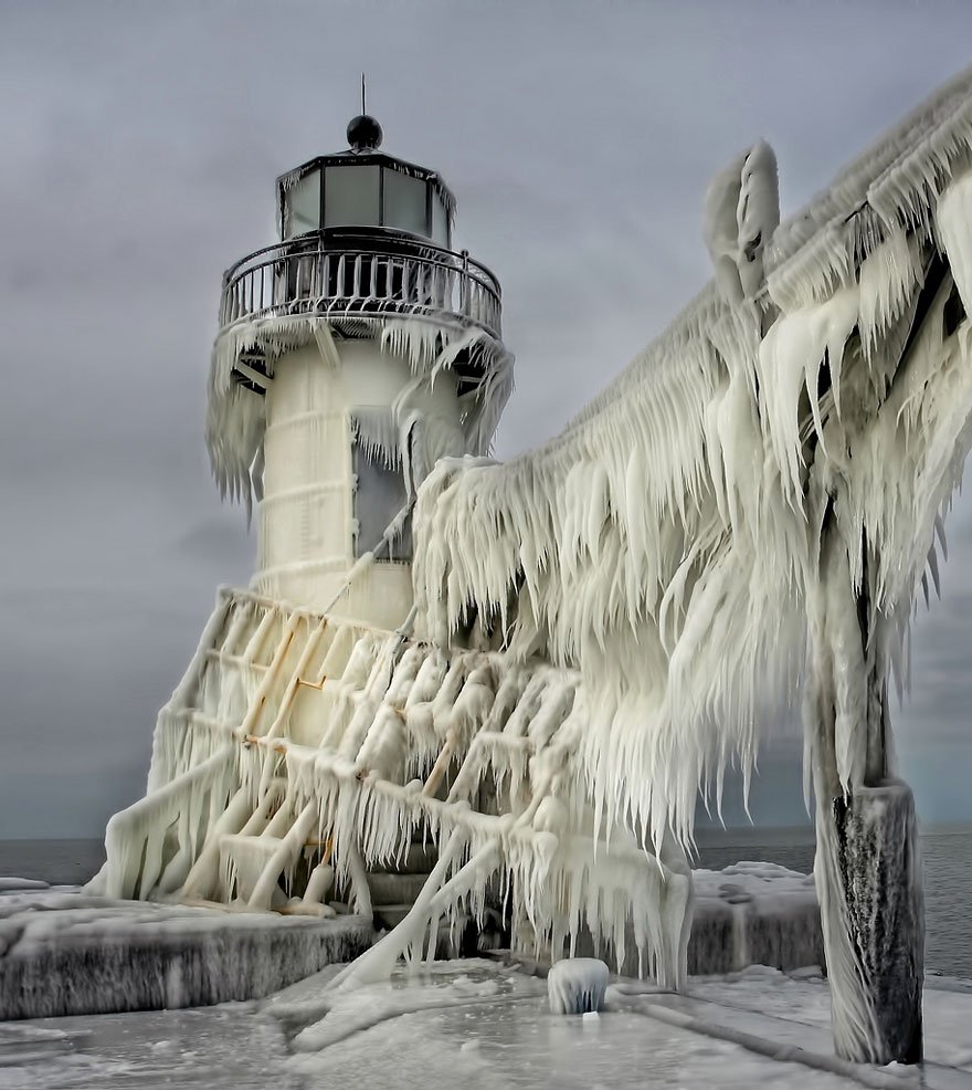 Our_PIanet's tweet image. Saint Joseph Lighthouse on Lake Michigan enshrouded in ice.