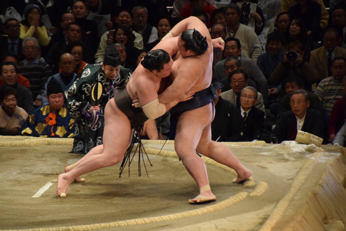 Схватка якодзун. Сумо спорт в Японии. Монгольские борцы сумо.