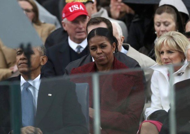 InfoResist's tweet photo. Выражение лица Мишель Обамы в день инаугурации Трампа стало мемом | #MichelleFace https://t.co/WXn9GWsTiA https://t.co/ycTDtg9NfA