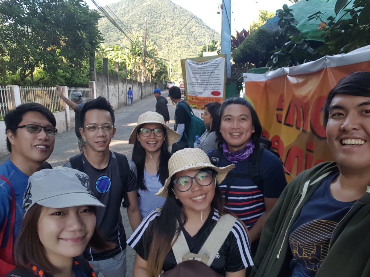 shredkyl's tweet photo. @shredkyl before hike, w/ strangers that welcomed me im teary eyed
Kind and warm people
#salingkitkit https://t.co/lTUiPWZjxj