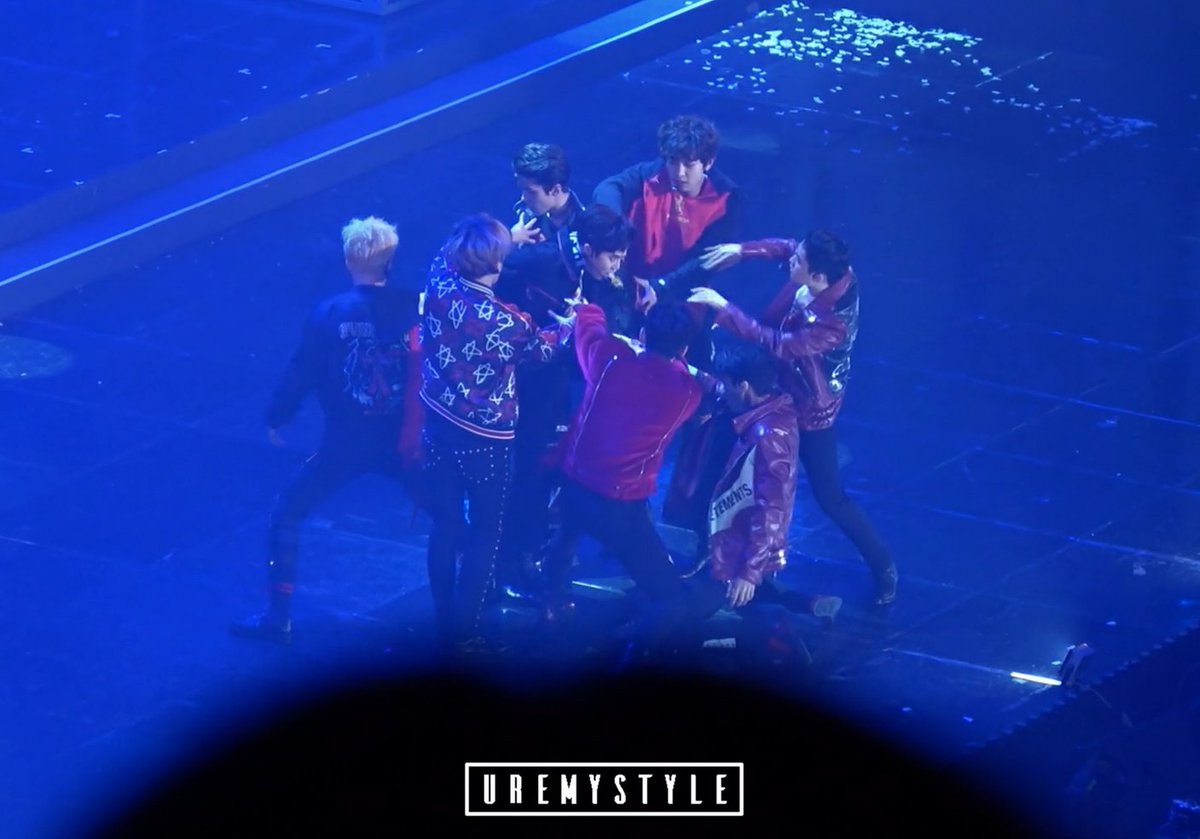 uremystyle's tweet photo. 🎥170119 EXO 서울가요대상 서가대 SMA Monster

https://t.co/1x4Udm385T https://t.co/9FfONrCXWP