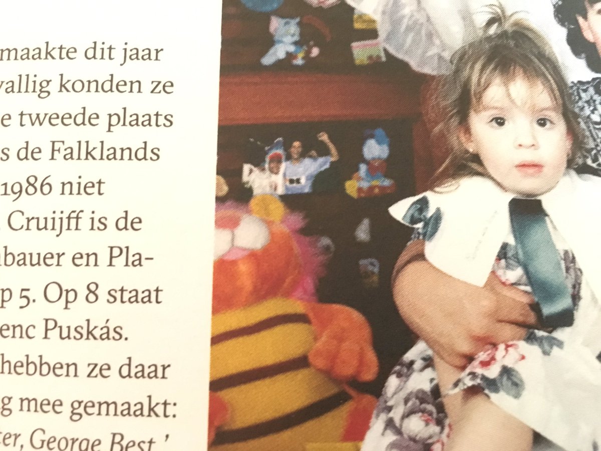 Hahaha die mannen van <a href="/PuskasMagazine/">Puskás</a> toch 😂. In een artikel over Maradona even onze indiaan in een foto smokkelen. Hilarisch! #COBW🔵⚪️