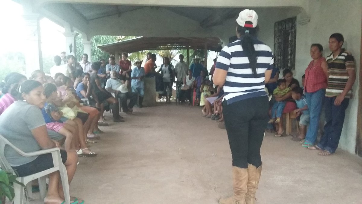 _maryin_'s tweet photo. reuniones en los barrios de mi pueblo https://t.co/bPt0Anq7b6