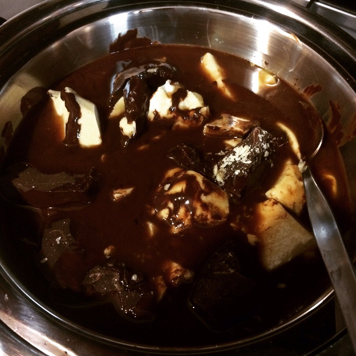 Liz_Cirelli's tweet photo. Sunday chocolate making day! YUMMO!!!! 😋 #homemadechocolate #healthyliving #whenimnotworking #domesticgoddess #nurturebynature https://t.co/3hCTgOqtR2
