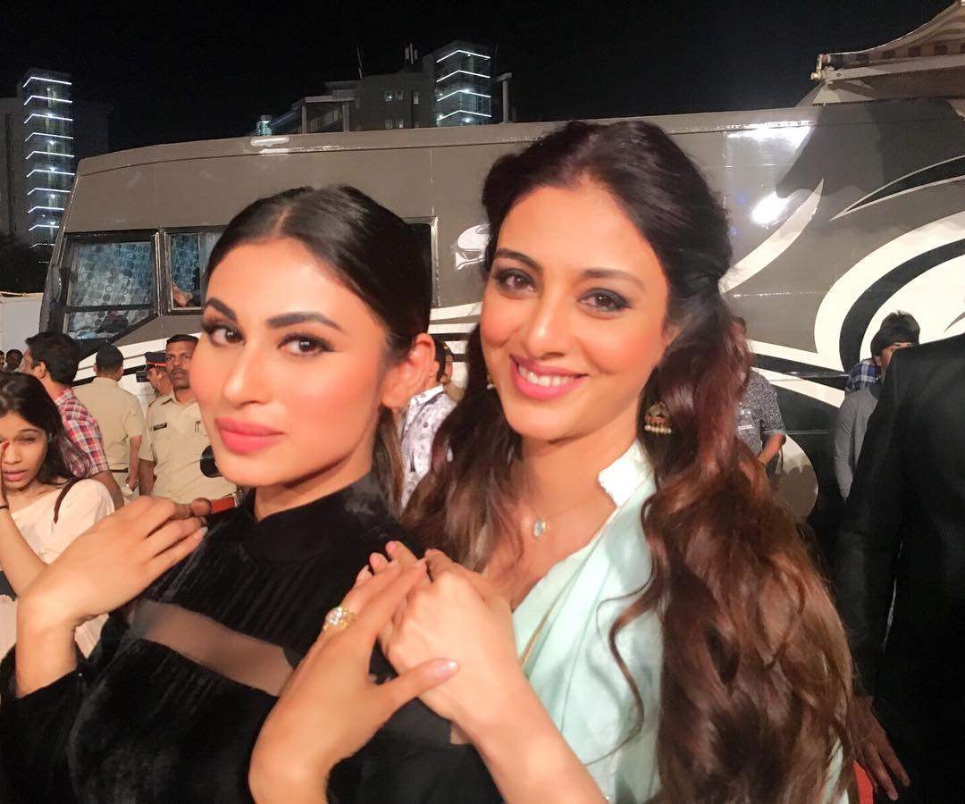 TeamMouniMohit's tweet photo. Backstage #Umang2017 https://t.co/vn4Jafok8x