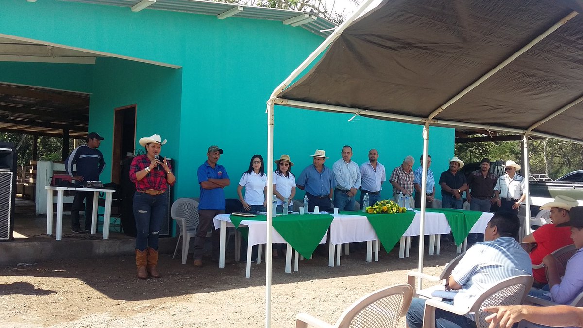 _maryin_'s tweet photo. atendiendo a los creles del depto de yoro con el viceministro de agricultura y ganaderia https://t.co/GM4kLqwh6S