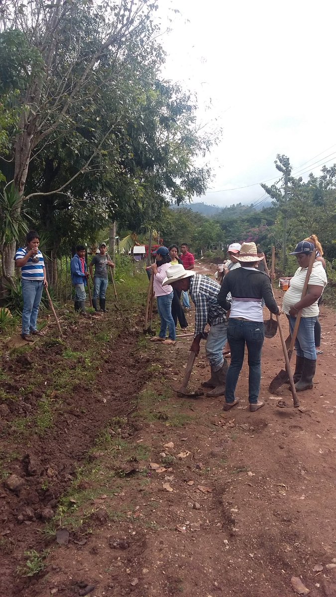 _maryin_'s tweet photo. arreglando caminos con psla y piocha en el municipio de yorito https://t.co/ESplrnsExh